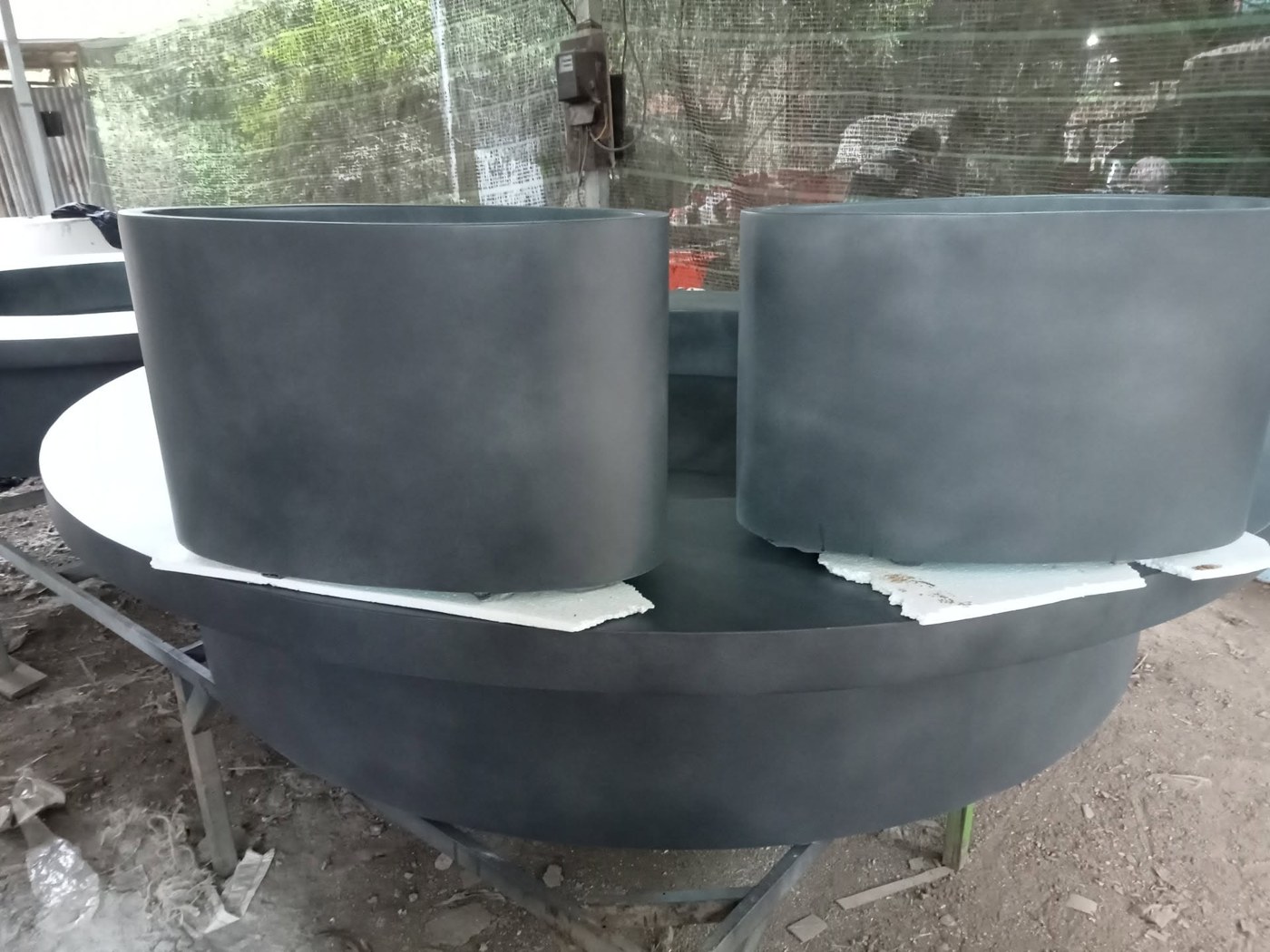 tùy biến màu gelcoat chậu composite lớn ngoài trời